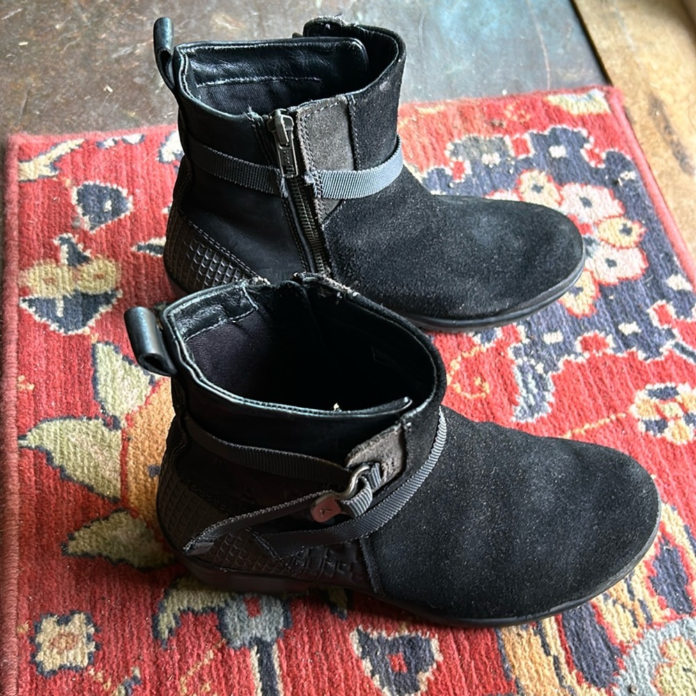 Keen waterproof booties size 6, black suede with gray accents, super comfy!